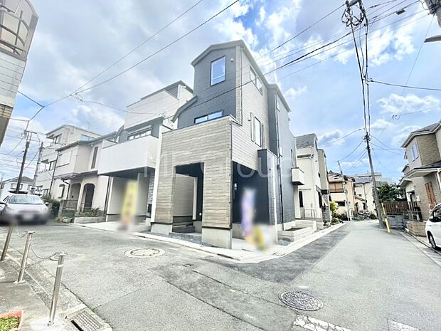 【前面道路含む現地写真】角地なので日当たりも良く、お家が堂々として見えます。