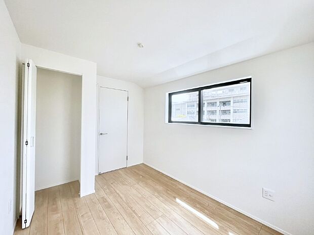 【寝室】収納が充実しているので居住スペースを広々使えます  