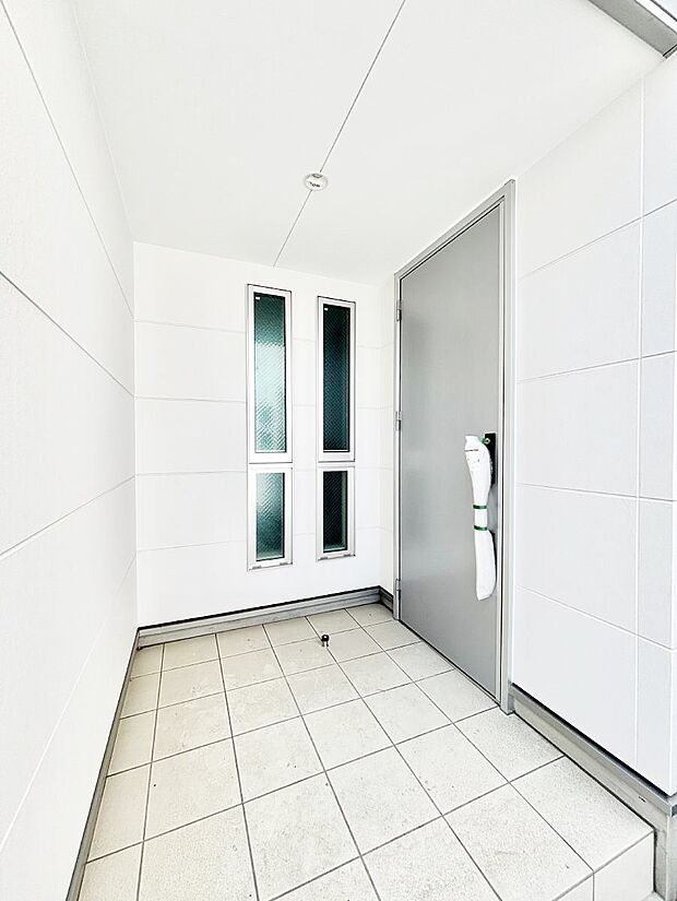 【玄関】玄関前は雨が降っても濡れにくい屋根付き