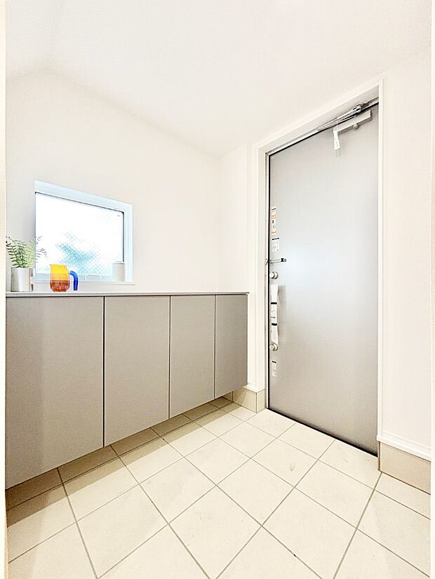 【玄関】下駄箱はご家族の写真や季節のインテリアで飾り棚として演出できます