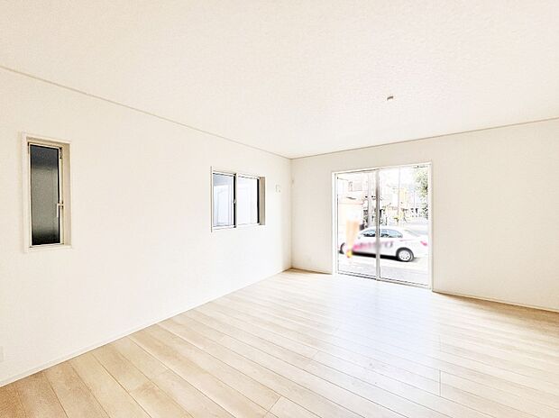 【リビングダイニング】大きな窓からたっぷりの陽光と風を感じられるリビング