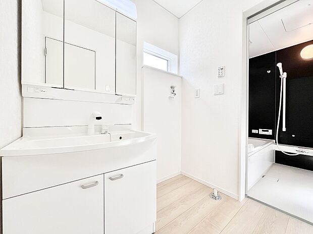 【脱衣場】清潔感ある洗面化粧室で朝の身支度も快適