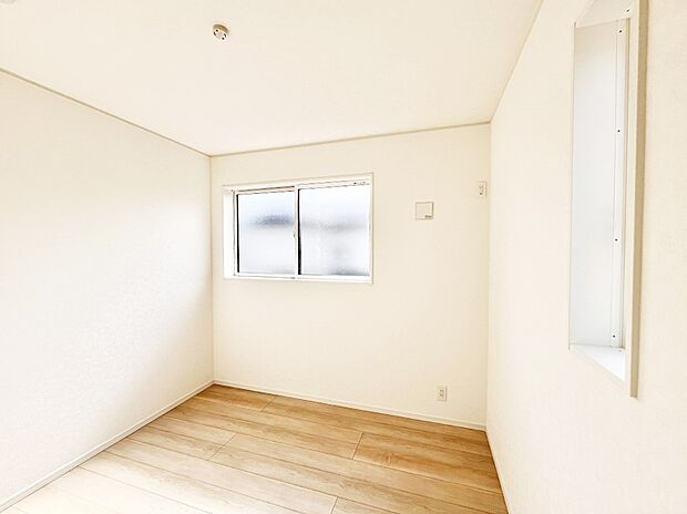 【子供部屋】窓からのやさしい光が心地よいプライベートルーム