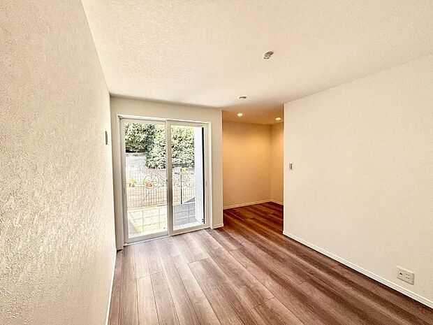 【子供部屋】ウォークインクローゼットがあるお部屋。季節ごとの入れ替えも不要で便利です。