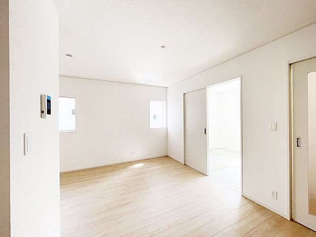 【ダイニング】隣接の和室を開放すればさらに広々空間に