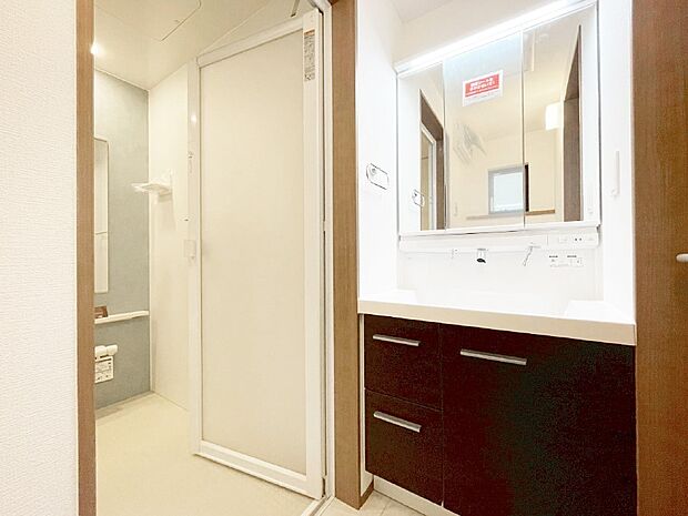 【脱衣場】清潔感ある洗面化粧室で朝の身支度も快適