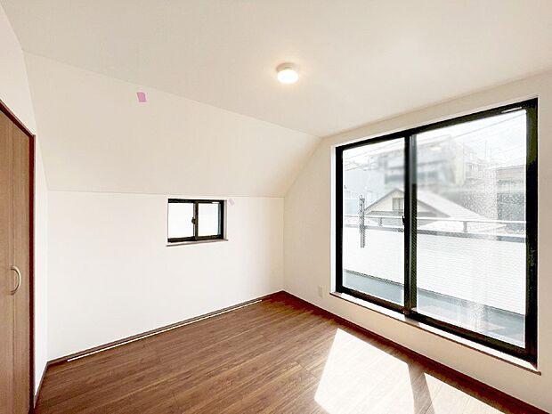 【寝室】明るいバルコニーサイドに洋室を設置。目覚めの良い寝室に。 