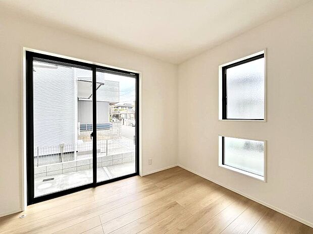 【子供部屋】2面採光で気持ちよく自然光が取り入れられるのでお子様のお部屋にもピッタリ