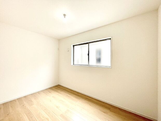 【子供部屋】窓からのやさしい光が心地よいプライベートルーム
