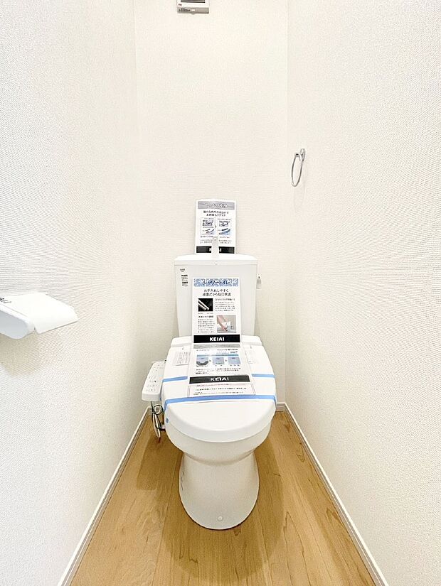 【トイレ】トイレは1階と2階それぞれに配置されていてとても便利です。