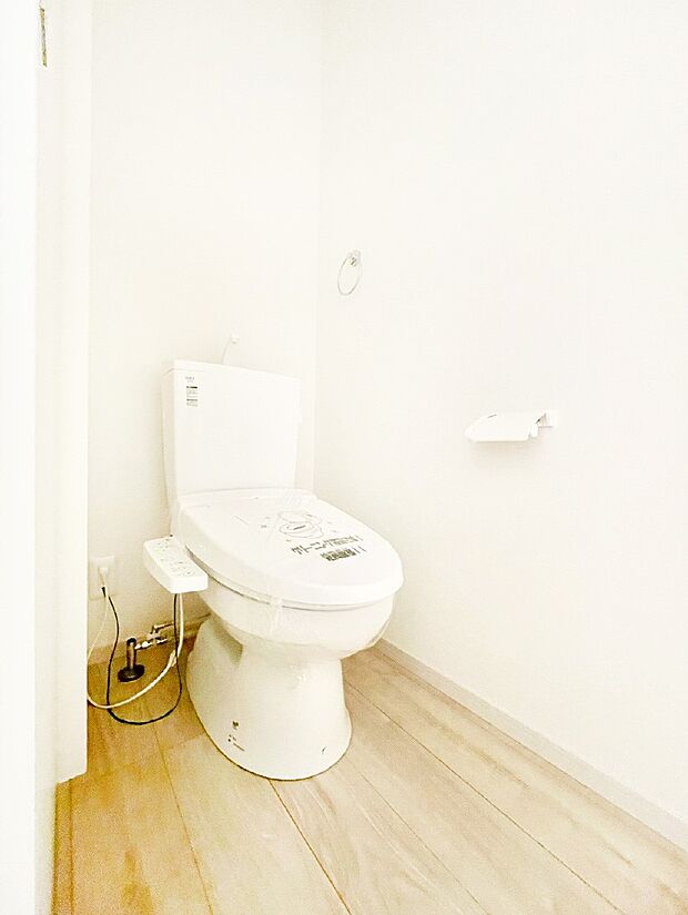 【トイレ】明るく清潔感のあるトイレです。