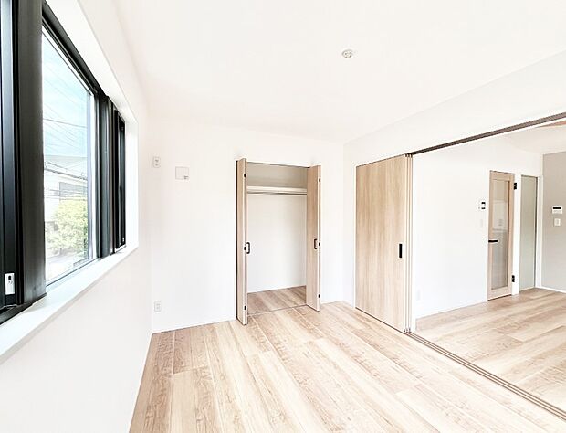 【寝室】リビングの隣にある洋室。扉を開放して広く利用することも可能です。