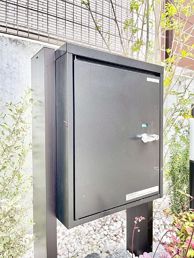 【その他現地】シンプルデザインのポスト。