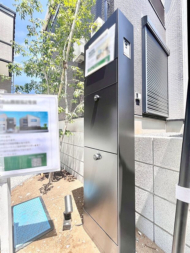 【その他現地】表札・インターホン・ポスト・宅配BOXをひとつに集約。エントランスになじむシンプルデザイン。
