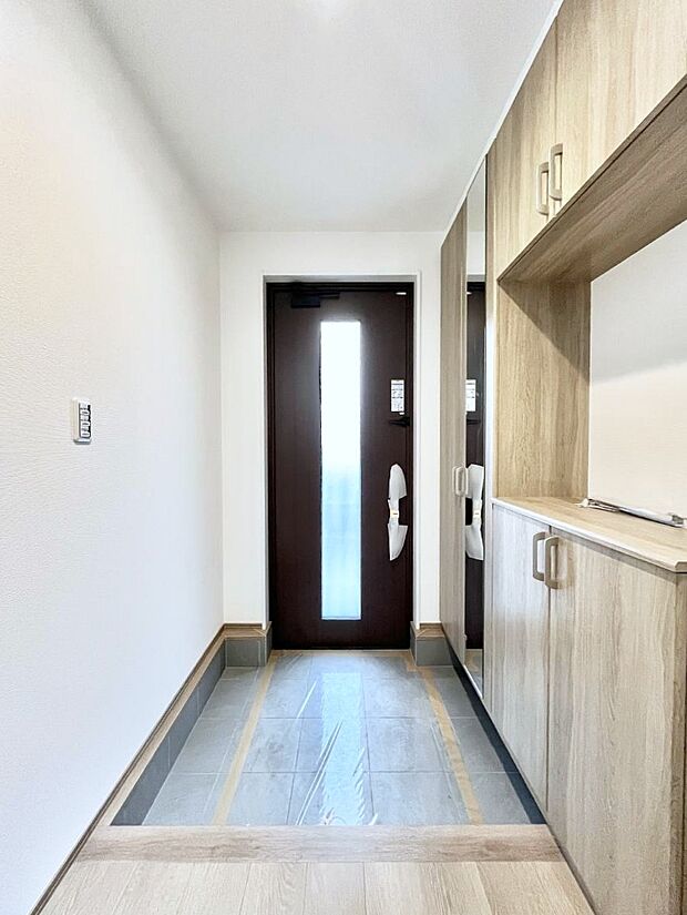 【玄関】飾り棚を利用して、お越しいただくお客様をおもてなしできます。