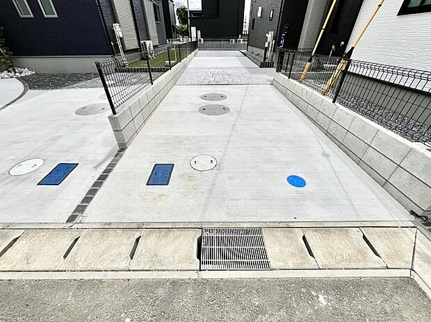 【駐車場】駐車2台可能！急なお客様の駐車に。また、ご家族の自転車スペースとしても大活躍。