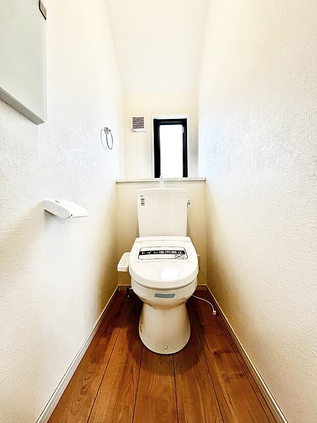 【トイレ】トイレは1階と2階それぞれに配置されていてとても便利です。 