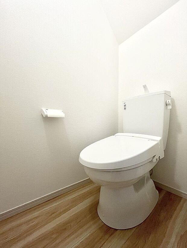 【トイレ】トイレは1階と2階それぞれに配置されていてとても便利です。 