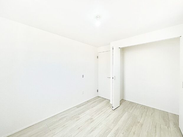 【寝室】使いやすい形でベットや家具の置き方にも困ることもありません。   