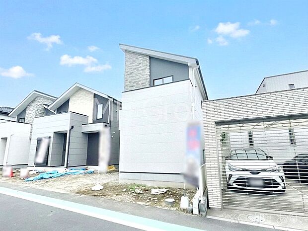 【現地外観写真】開放感溢れる広々リビングで家族団らんが楽しめるマイホーム