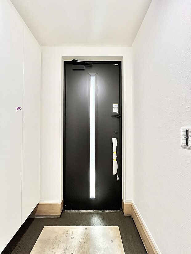 【玄関】ガラススリットの入った玄関ドアが室内に光を届けてくれます