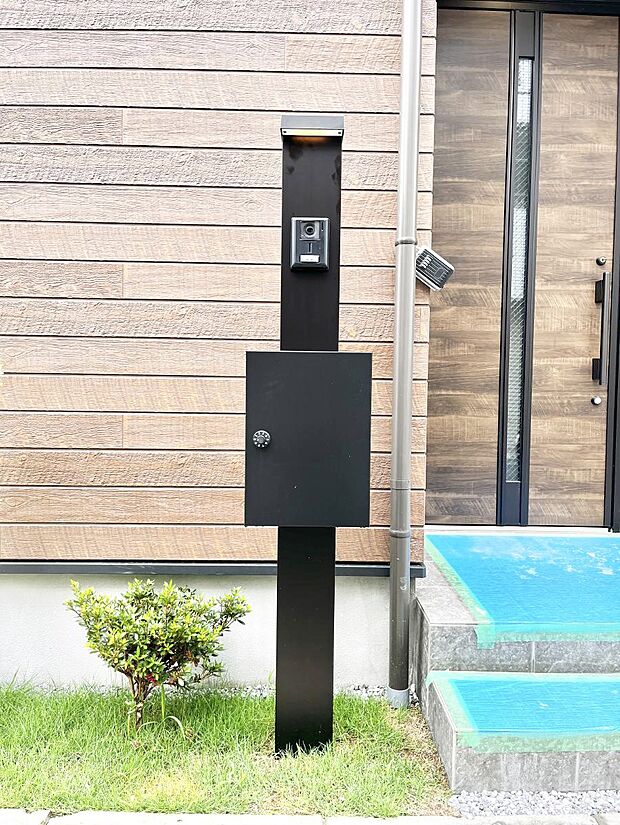 【その他現地】シンプルデザインのポスト。