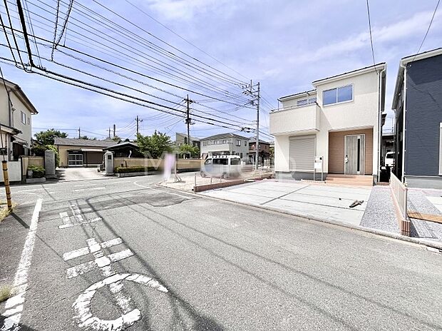 【前面道路含む現地写真】見通しの良さとともに、街並みに開放感を与えてくれます。
