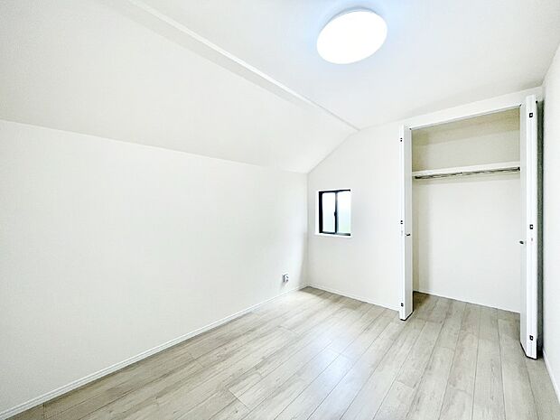 【子供部屋】やさしい光がさしこむ居室はしっかり収納付き