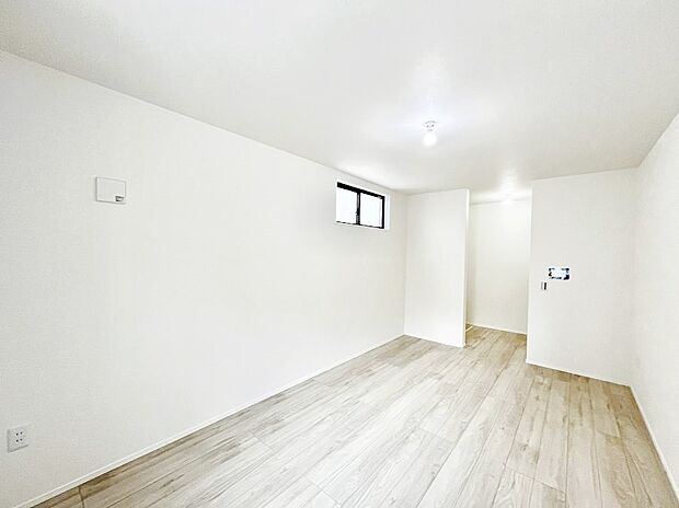 【寝室】ウォークインクローゼットがあるお部屋。季節ごとの入れ替えも不要で便利です!