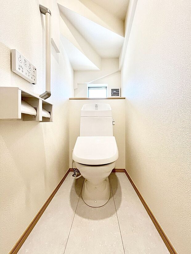 【トイレ】トイレは1階と2階それぞれに配置されていてとても便利です。