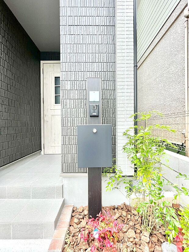 【その他現地】シンプルデザインのポスト。