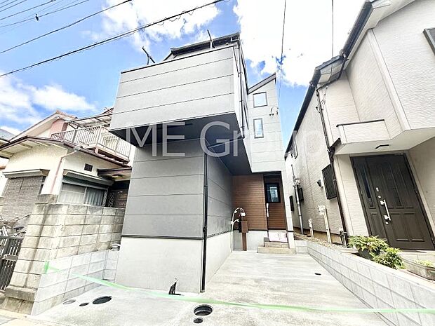 【現地外観写真】溢れる陽光でご家族の笑顔も輝く!2階リビングに吹抜けを採用しました。