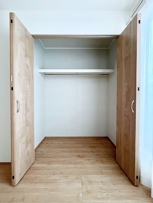 【収納】洋室のクローゼット。奥行きがあるので厚手の衣類もすっきり収まります。