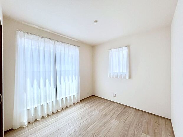【寝室】２面採光なので、明るく風通しも良く心地良い生活が送れます。