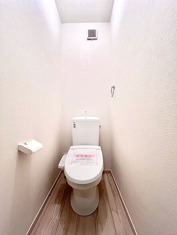 【トイレ】トイレは1階と2階それぞれに配置されていてとても便利です。