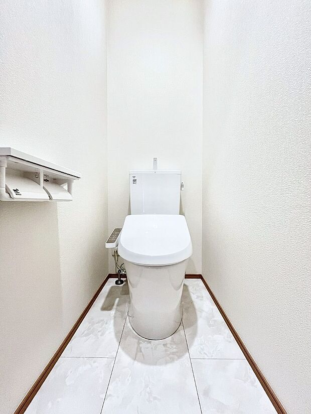 【トイレ】トイレは1階と2階それぞれに配置されていてとても便利です。