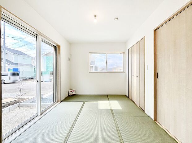 【和室】柔らかい畳の空間は、お子様の遊び場や来客時のおもてなしの場所として重宝します。