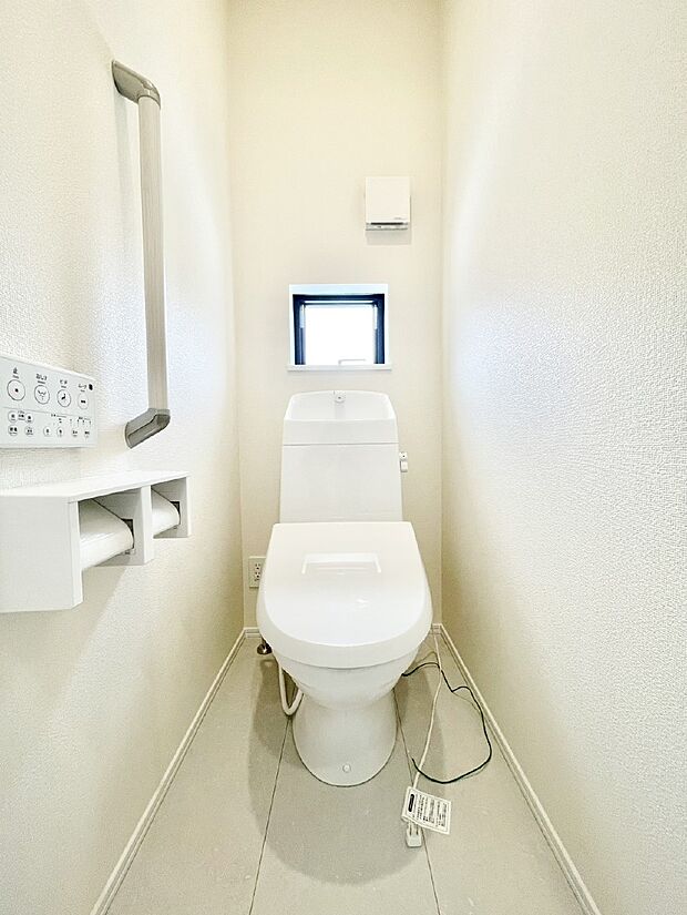 【トイレ】明るく清潔感のあるトイレです。