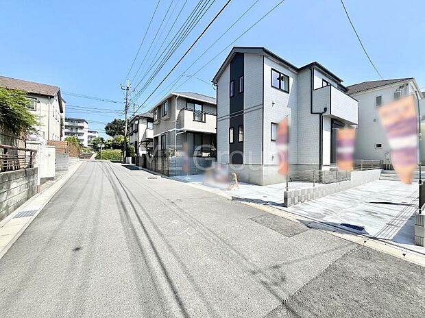 【前面道路含む現地写真】見通しの良さとともに、街並みに開放感を与えてくれます。