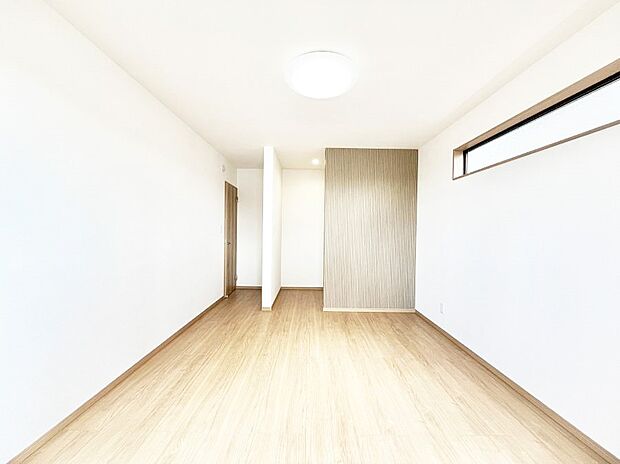 【寝室】使いやすい形でベットや家具の置き方にも困ることもありません。