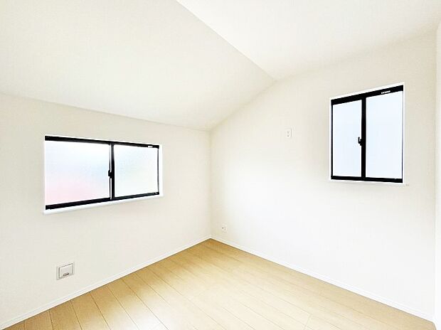 【子供部屋】窓からのやさしい光が心地よいプライベートルーム