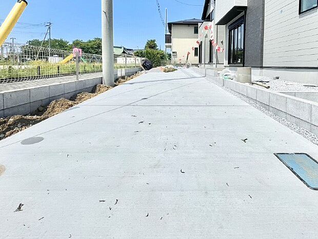 【駐車場】2台(車種による)駐車可!ご家族みんなの自転車も置ける広々カースペース。