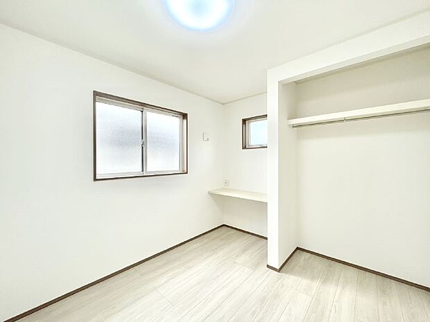 【寝室】収納が充実しているので居住スペースを広々使えます  