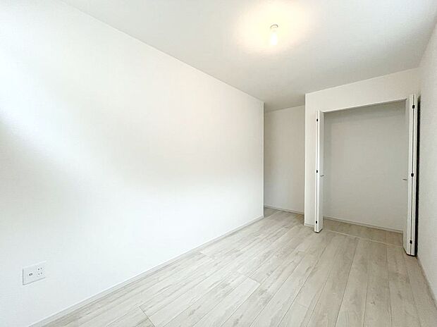 【子供部屋】お子さまのお部屋としても!衣類の整理整頓に便利なクローゼット付きの洋室。