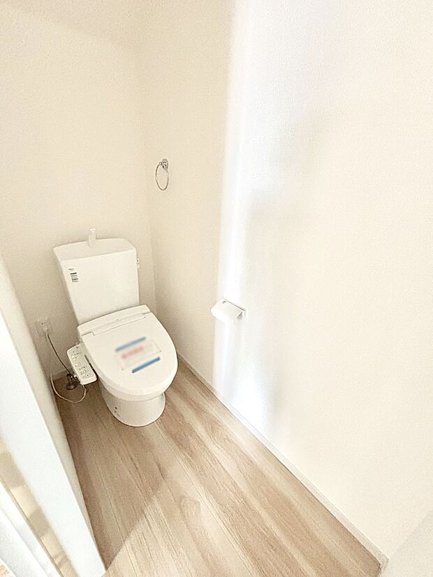 【トイレ】トイレは1階と2階それぞれに配置されていてとても便利です。
