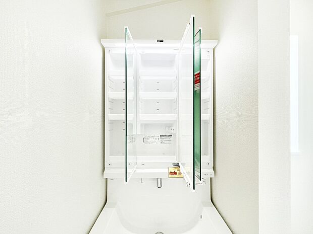 【三面鏡裏収納】三面鏡の裏に、化粧品や衛生用品などを収納可能。洗面台をすっきりと保ちます!