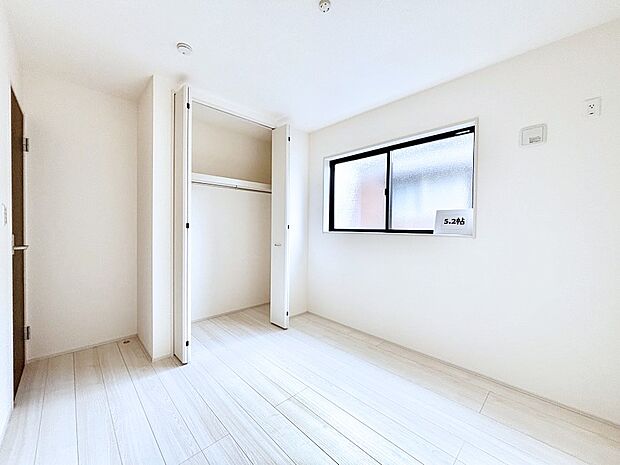 【子供部屋】お子さまのお部屋としても!衣類の整理整頓に便利なクローゼット付きの洋室。