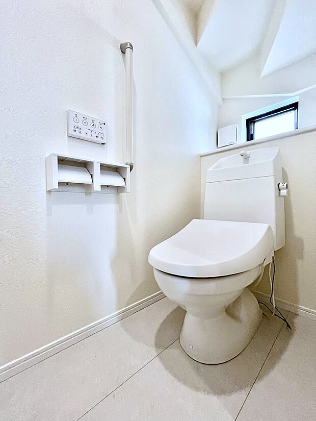 【トイレ】トイレは1階と2階それぞれに配置されていてとても便利です。
