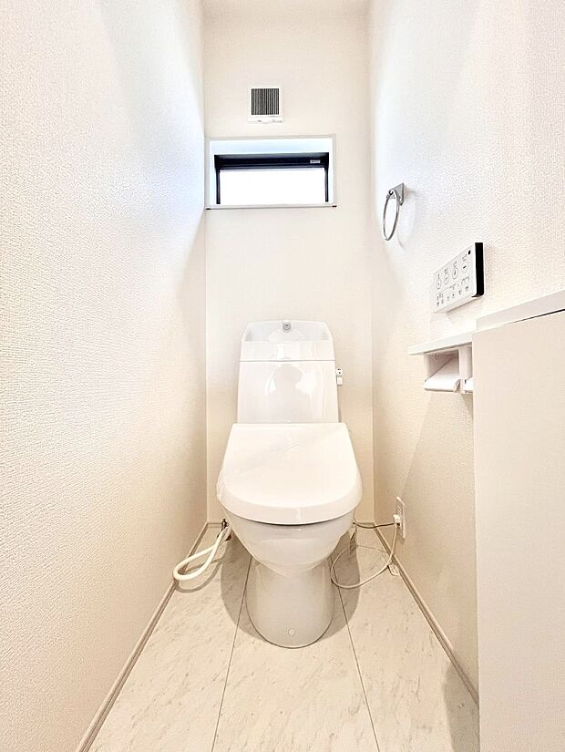 【トイレ】トイレは1階と2階それぞれに配置されていてとても便利です。