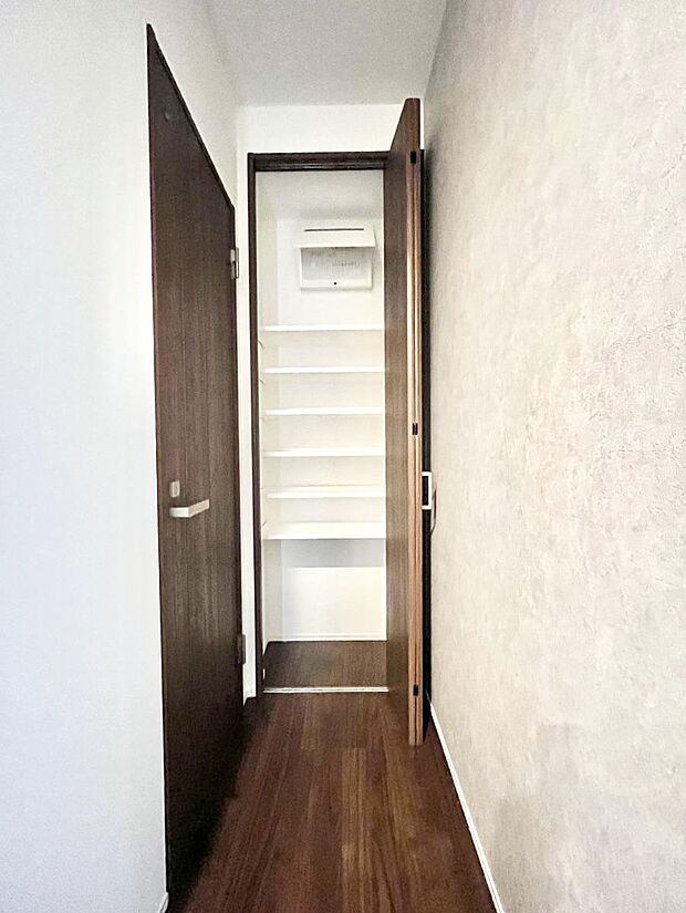 【玄関ホール収納】玄関ホール収納です。掃除道具やお出かけ用グッズの収納に便利です。